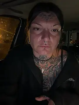 lizzardqueeen online show from April 22, 3:25 am