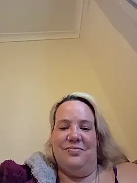 Bigbustedcurvylady online show from May 18, 6:25 pm
