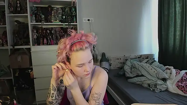 School Love online show from March 18, 7:02 am