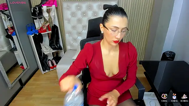 coniie jhons online show from October 3, 11:37 am