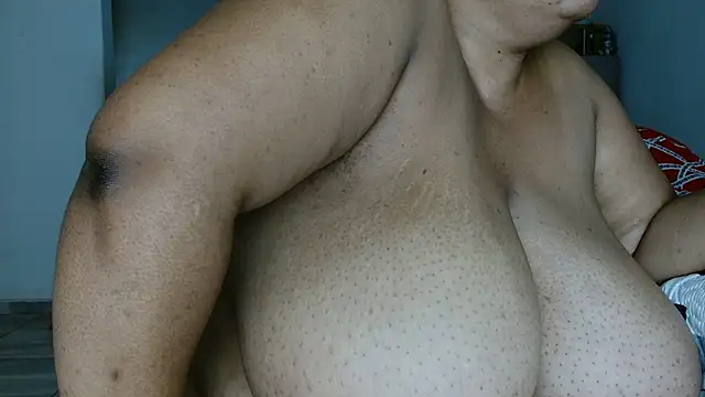 Hugetittiesxx2 online show from January 19, 4:30 am