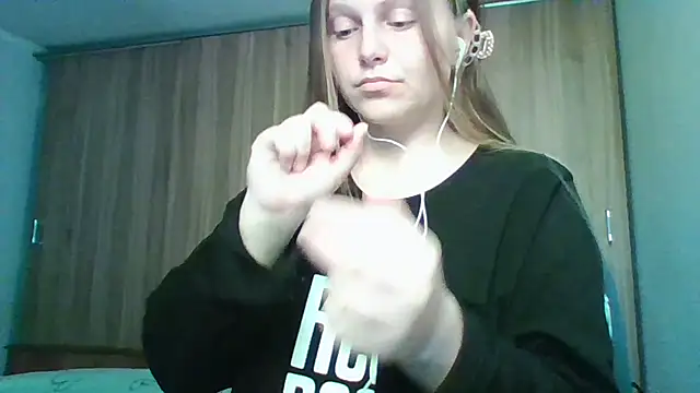 Evasapples online show from April 1, 8:50 pm