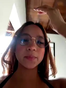 MelanieRoah online show from October 20, 1:25 pm