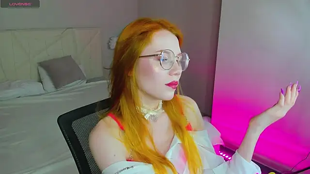 Esme Runn online show from September 12, 12:00 am