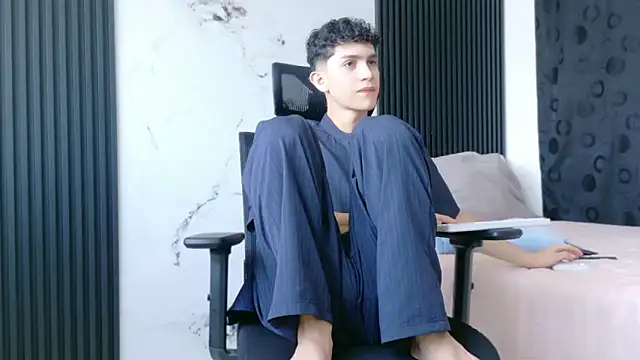 Noah tyler  online show from December 5, 5:47 pm