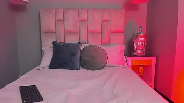 Lucy Williiams online show from February 20, 7:37 pm