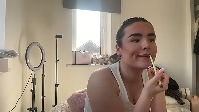 maisiesmithx online show from March 21, 1:05 pm