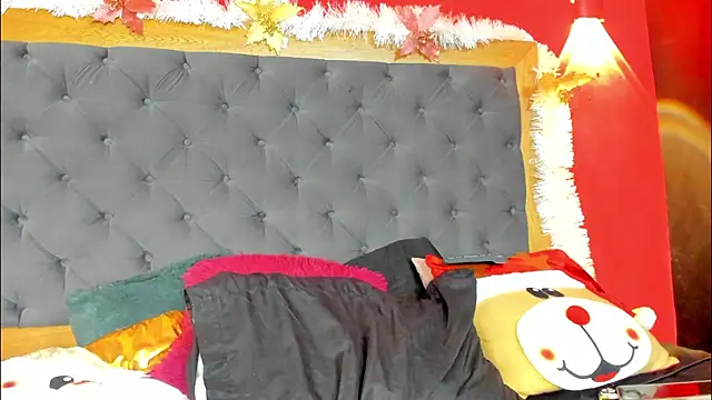 YayaHilton online show from December 4, 5:10 am