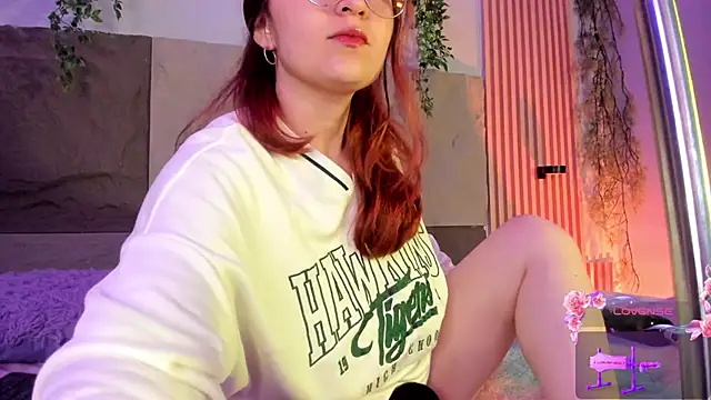 centaurigirl online show from April 19, 2:44 am