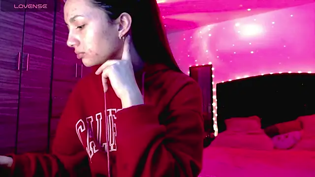 holy juli online show from November 3, 4:05 am