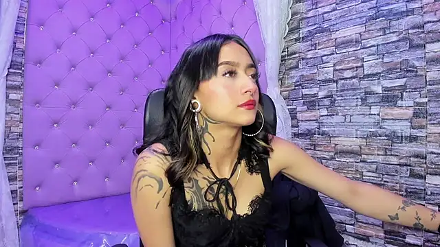 Miaa Thopmson online show from October 21, 4:00 pm