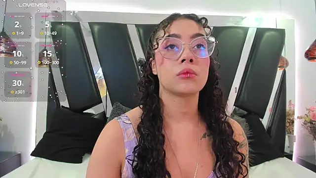 antonelllepiercee online show from October 1, 11:48 am