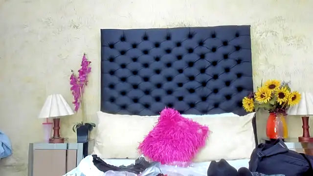 NahomiWhitel online show from September 22, 3:32 pm