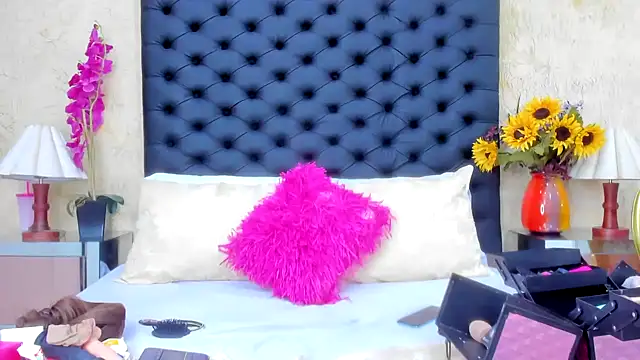 NahomiWhitel online show from September 16, 3:53 pm