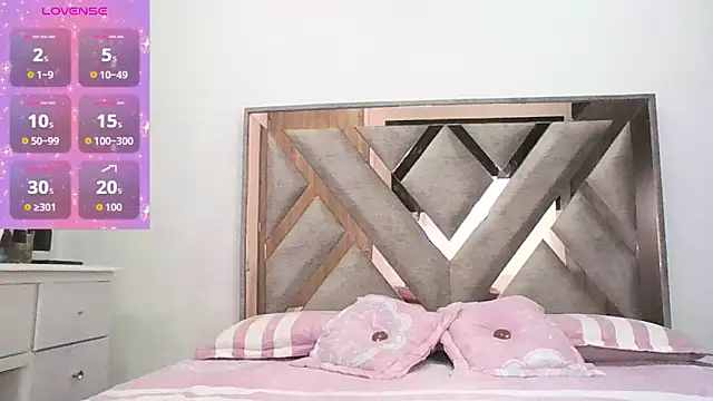 CorinaSmith28 online show from March 30, 9:25 pm