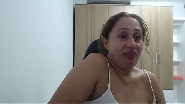 RoxanaLove9 online show from March 9, 3:53 am