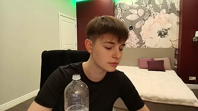 EmiliaYours online show from September 29, 5:18 pm