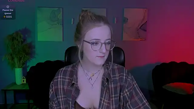 luna berryy online show from April 4, 7:56 pm