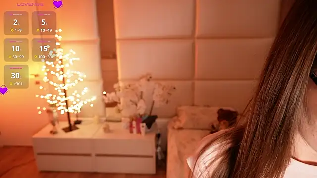 Lilly Colins online show from February 12, 8:10 pm