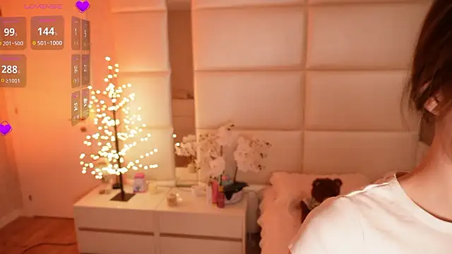 Lilly Colins online show from March 10, 8:02 pm