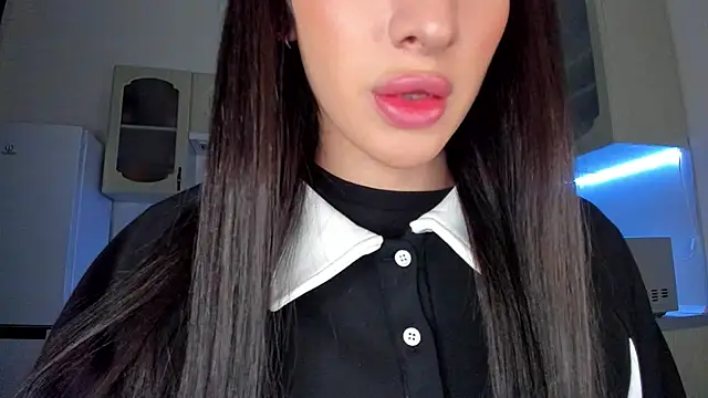 Kim Oberlin  online show from February 8, 8:01 pm