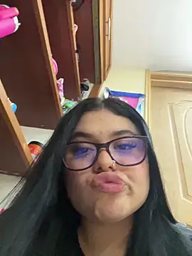 alissonfernandez  online show from March 12, 11:57 am