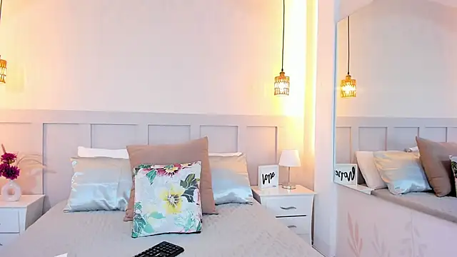 NAHOMI MILLER online show from February 18, 10:53 pm