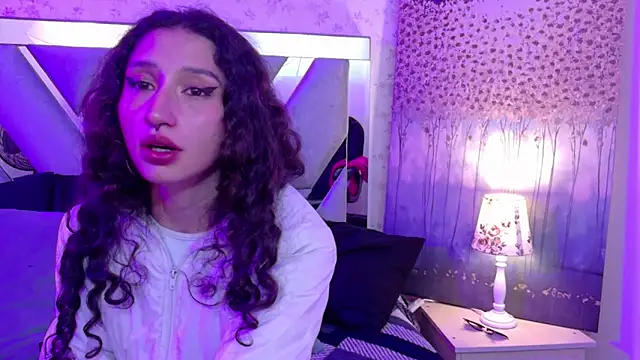 Queenjenn   online show from April 22, 11:24 pm