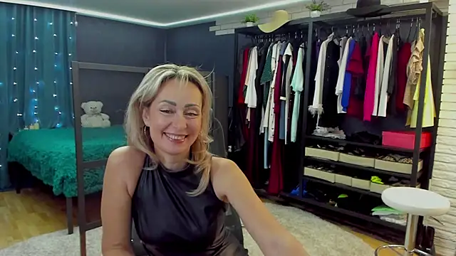 Julia Cherry  online show from January 14, 2:33 pm