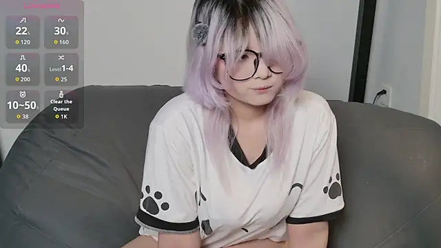 Yu UwU  online show from April 18, 1:35 pm