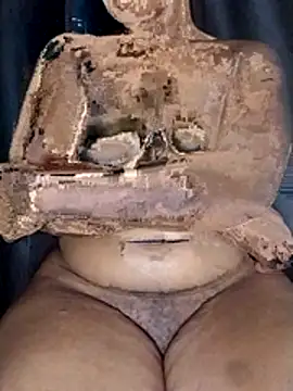 Queen-BEEE online show from March 29, 6:18 pm