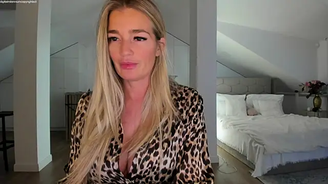 Yourhotqueeen online show from January 12, 11:43 pm