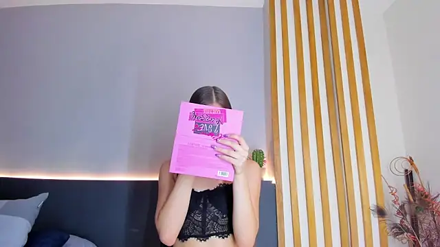 sara  jones gh online show from September 9, 1:33 pm