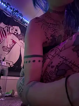 trashbrat online show from October 18, 6:16 am