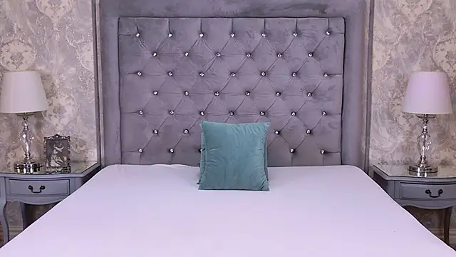 LexiRiley online show from February 18, 7:40 am