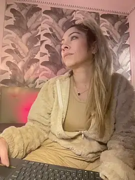 viktoria davis  online show from April 15, 12:00 am