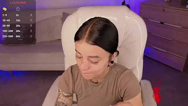 Nicole Foxx  online show from March 20, 7:30 pm