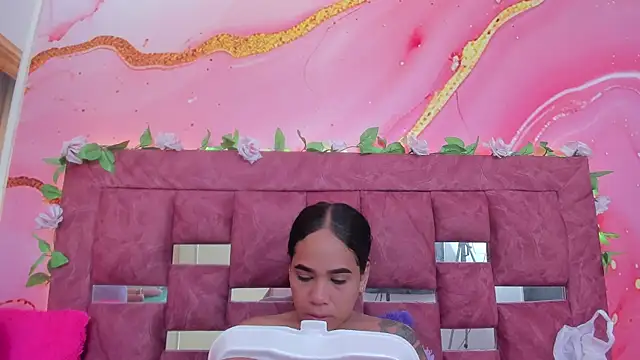 scarlett  evans  online show from April 2, 7:33 pm