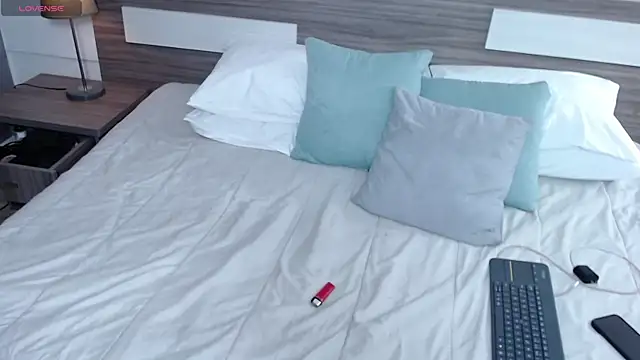 Liiamthompson online show from February 14, 10:39 am