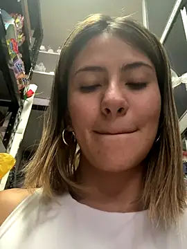 Andrea18 blonde online show from December 18, 6:23 pm