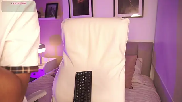 Gigi Strawberry online show from October 17, 5:21 am