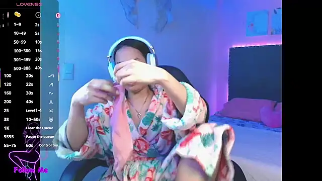 SallyWhitee online show from September 15, 4:43 am