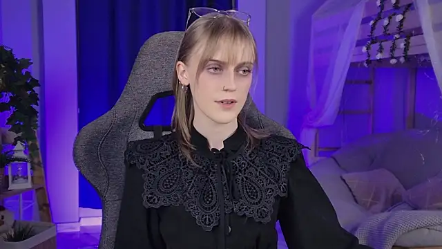 KiraMontoya online show from March 7, 2:40 am