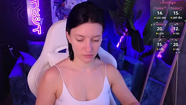 roxy riot  online show from March 28, 1:27 am