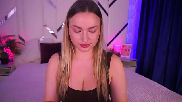 LindsieGreyy online show from November 4, 7:46 am