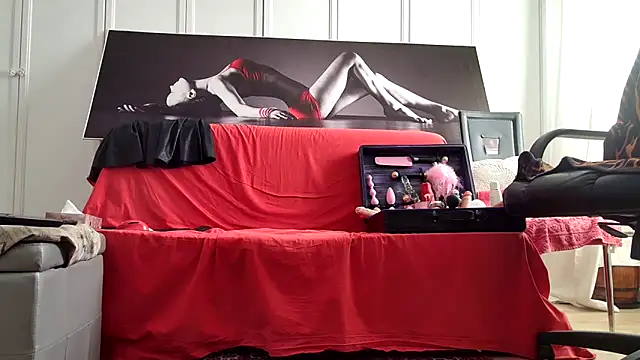 Chanel Noire online show from November 3, 2:32 pm