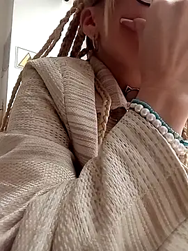 CandieGilson   online show from December 2, 12:40 pm