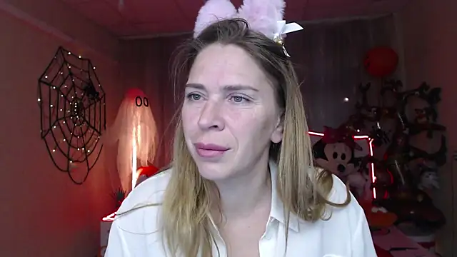 TessaDaybreak online show from October 29, 8:18 am