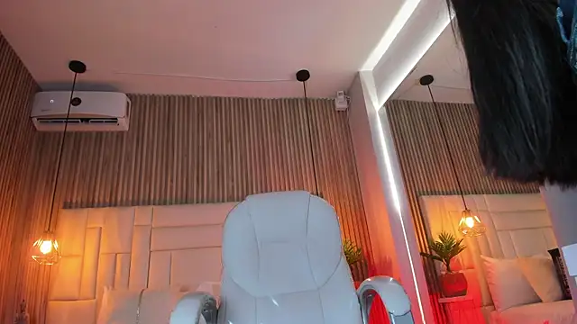 MelanieHillss online show from October 7, 4:39 am