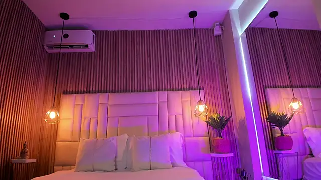 MelanieHillss online show from November 25, 4:47 am